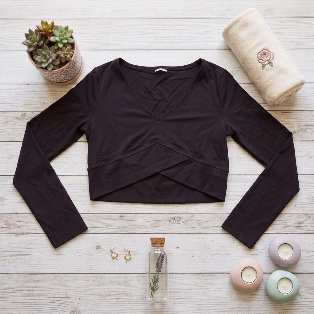 Gymshark Training V-Neck Crossover Long Sleeve Crop Top Black - Size Small